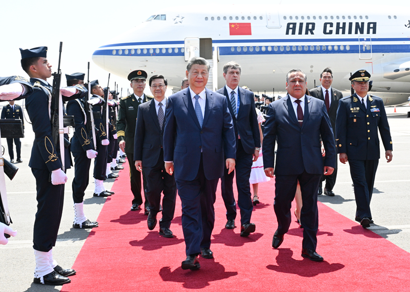 习近平抵达利马出席亚太经合组织第三十...